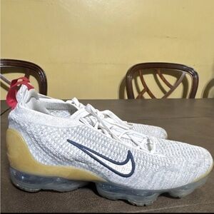 Nike White and Navy Sneakers with Gold Heel